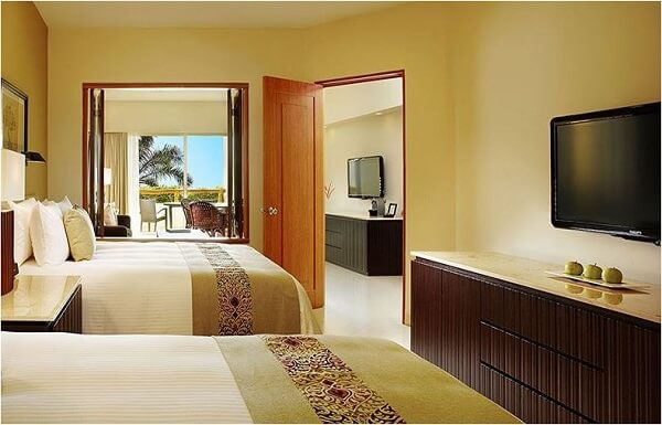 Parlor Suite Pool View